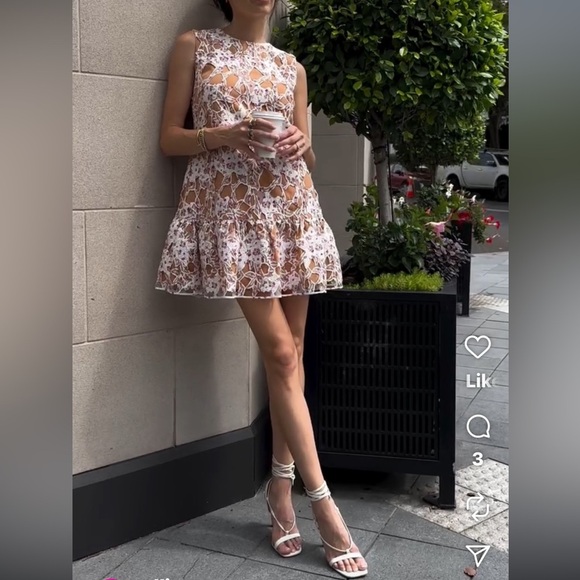 Elliatt Floral Lace Sleeveless heartbeat mini Dress size M - Picture 13 of 15